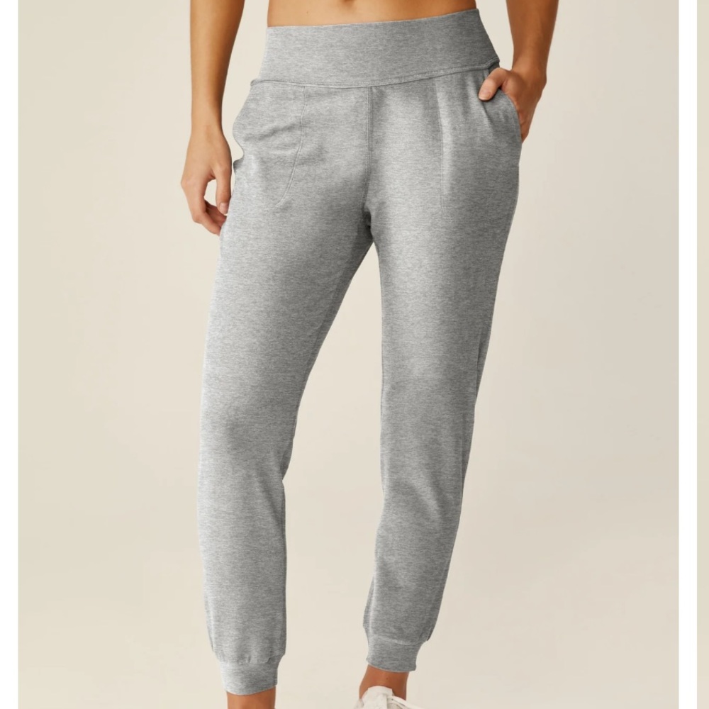 👽Beyond Yoga Spacedye Midi Jogger in Silver Mist